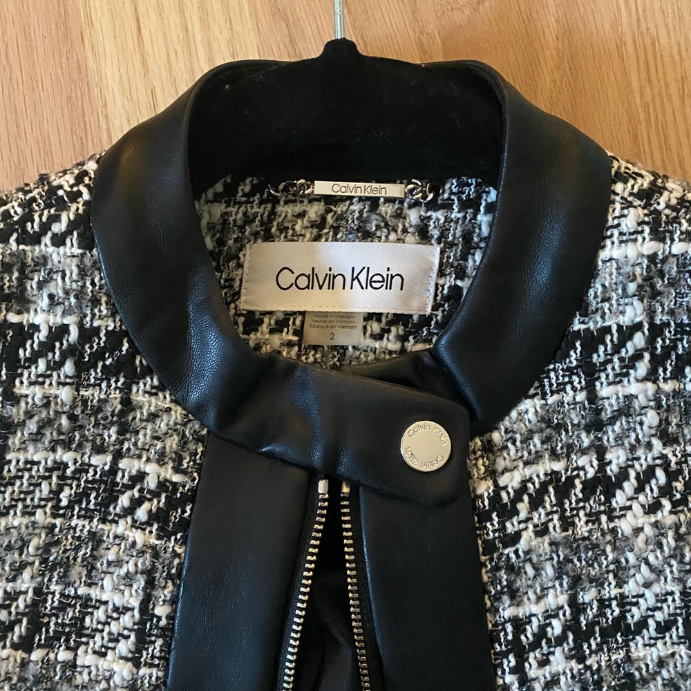 Stylish houndstooth jacket with leather trim
